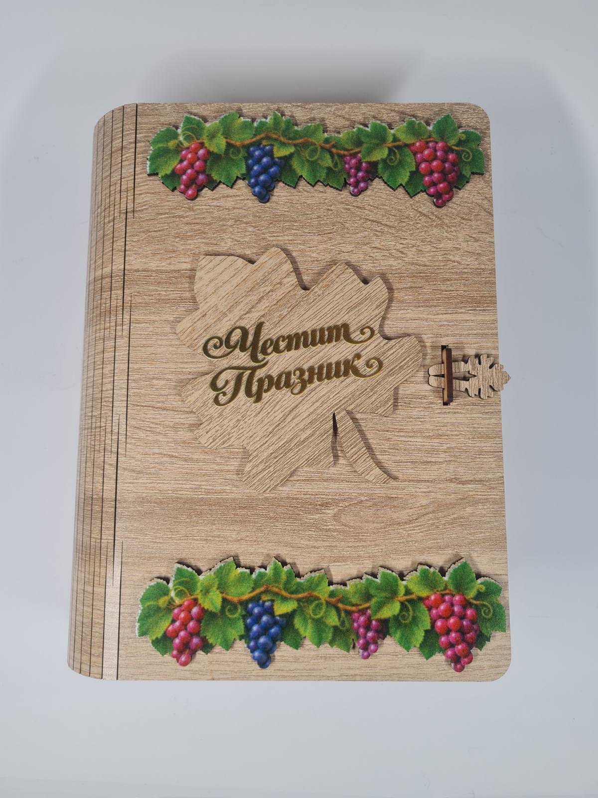 Подаръчна кутия „Книга“ с вино и елегантна чаша Честит Празник